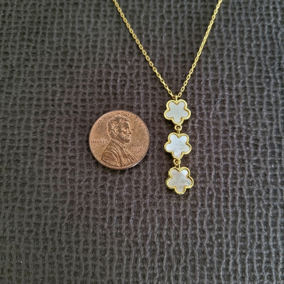 Zeyzey Mother of Pearl👩‍👧 Vertical↕️ Flower🌸 Pendant Necklace - NWT - Picture 4 of 15